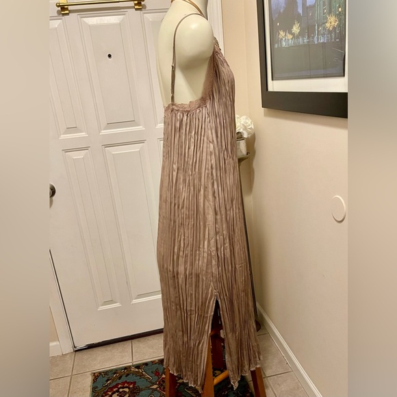 H & M CRINKLE FABRIC NUDE WITH LACE TRIM MIDI DRESS MISSES SIZE XL NWOT - Picture 4 of 9